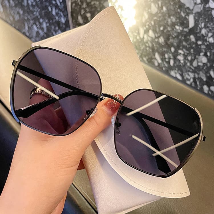 2026 New Internet Celebrity Fashion Sunglasses for Men, Korean Style Square Oval Sunglasses for Women, Personalized Anti-UV Glasses 4