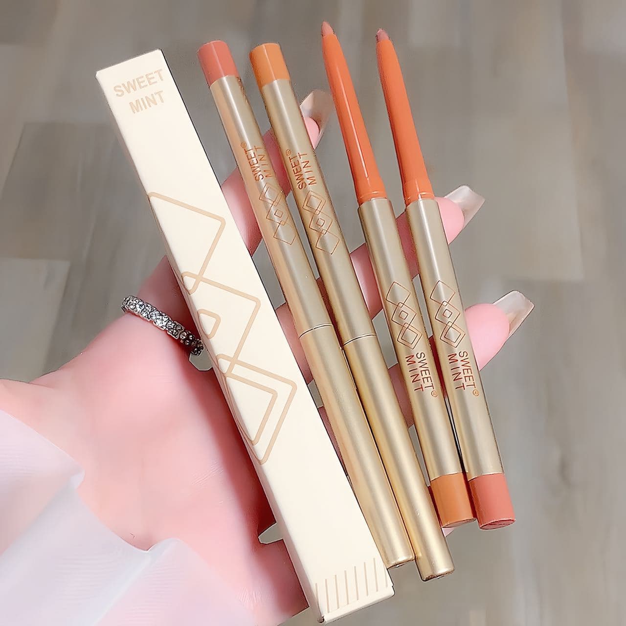 Douyin SWEETMINT line carving lip liner outlines the lip shape, creates pouty lips, does not fade, low-maintenance and long-lasting makeup 2