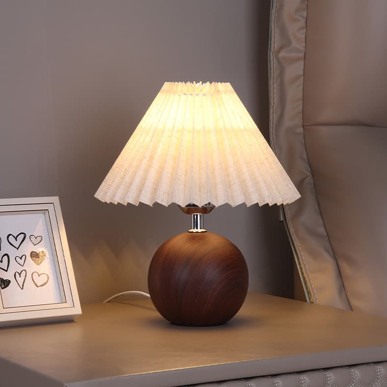 Pleated table lamp ins Nordic ceramic bedroom bedside lamp warm romantic simple ins style girly heart high-end retro 2