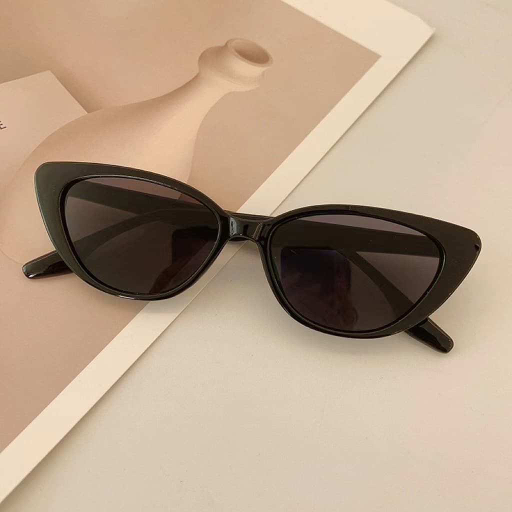 New hot girl style face-showing small sunglasses, retro high-end cat-eye sunglasses, fashion street photography ins, Xiaohongshu style 2