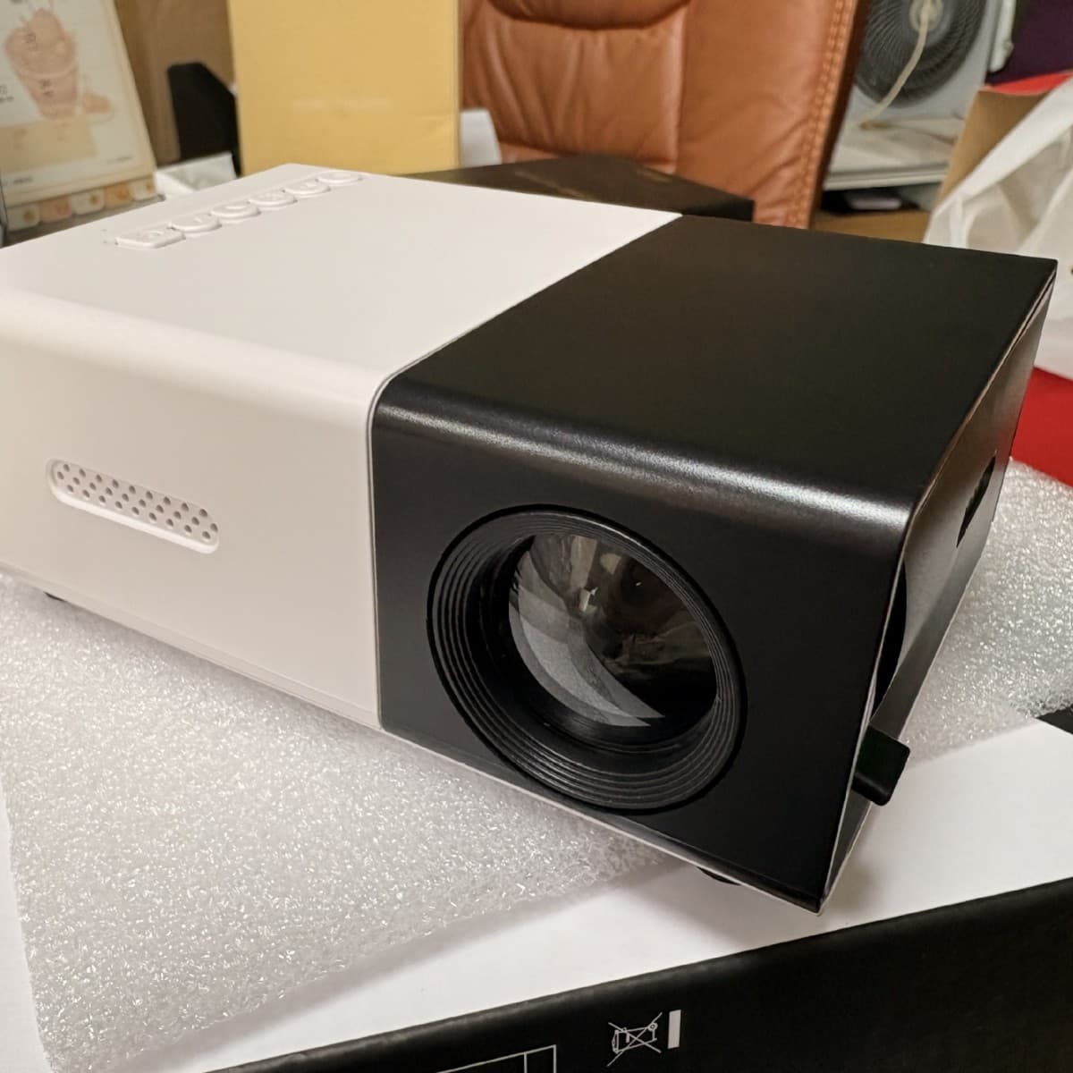 YG300 projector micro mini household led portable small high-definition home theater projector 5
