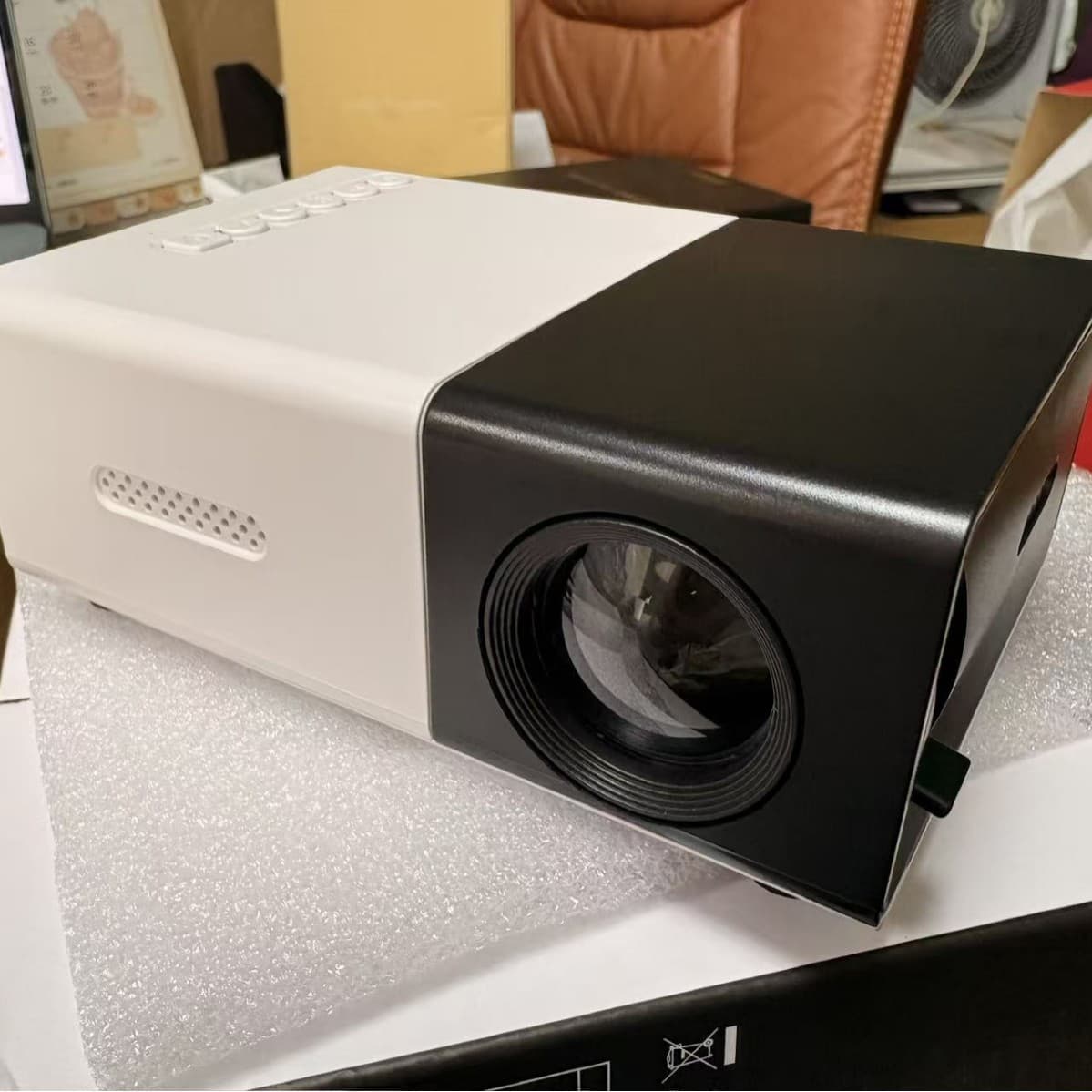 YG300 projector micro mini household led portable small high-definition home theater projector 8