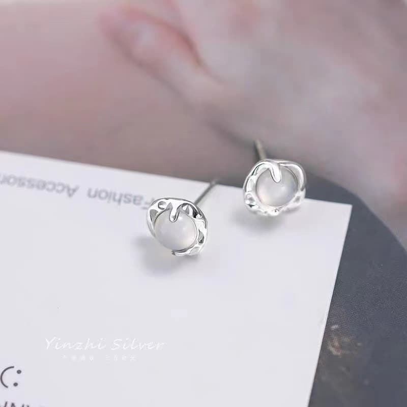Small and exquisite white moonlight earrings, niche design, high-end cold style, simple temperament, elegant and playful earrings 5