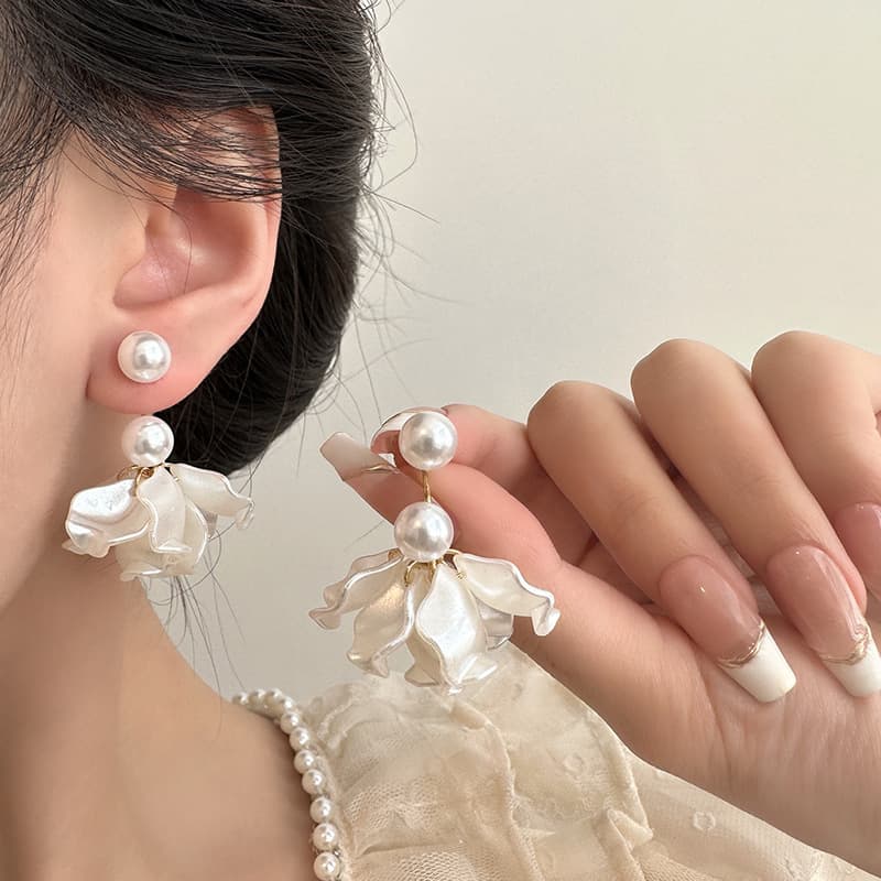 French light luxury style retro white petal pearl earrings niche design high-end fashion temperament versatile earrings