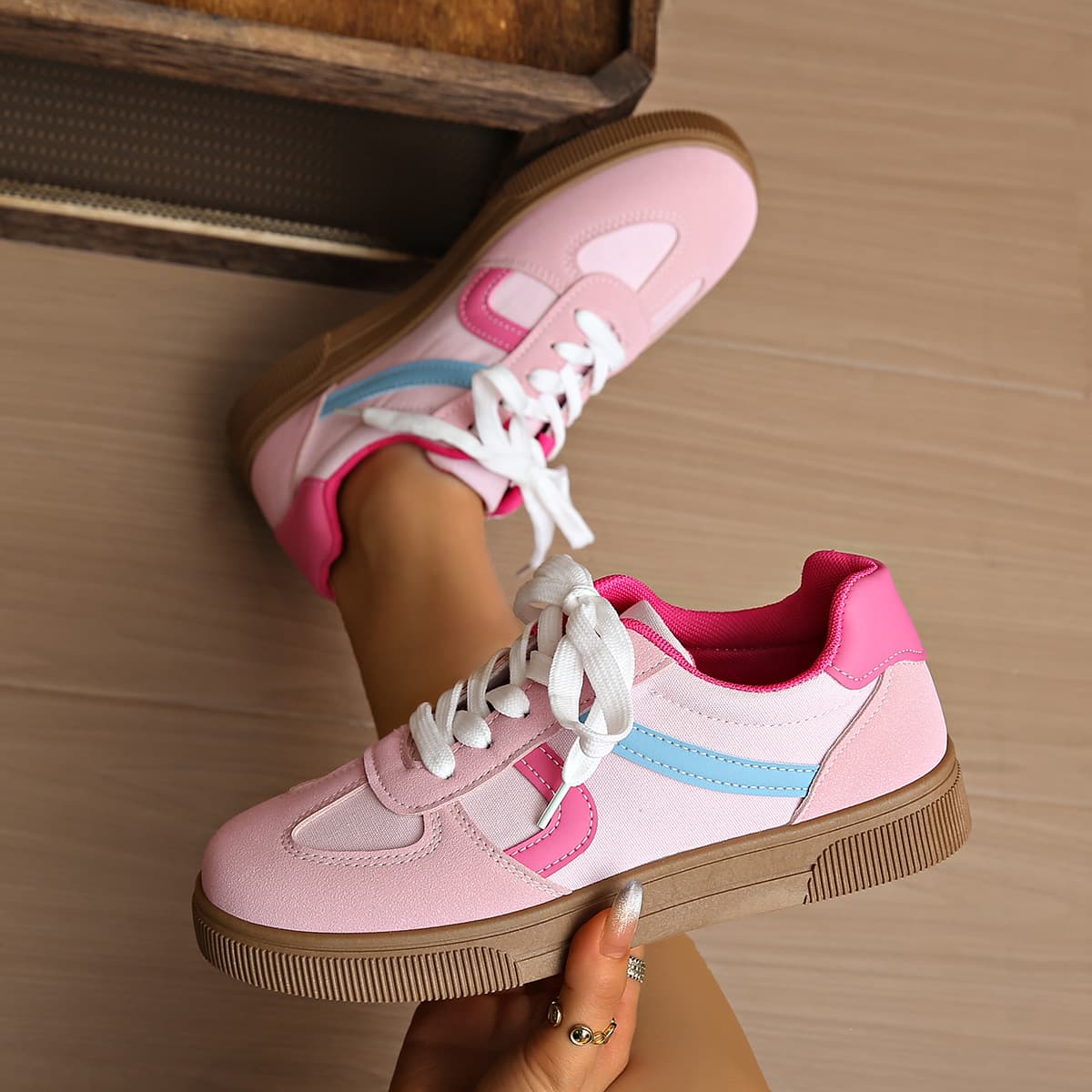 2025 New White Shoes Women's Flat Lightweight Breathable Moral Training Shoes Versatile Fashion Casual Shoes Simple Style Sports Shoes