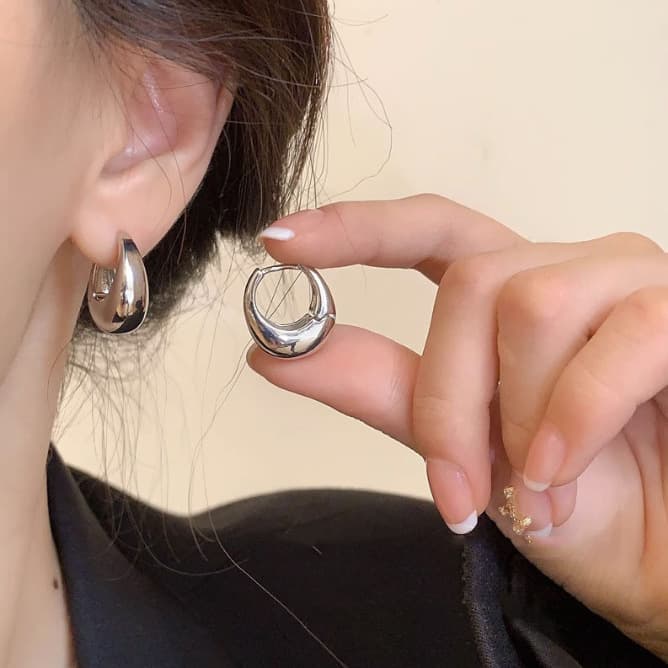 European and American fashionable light luxury geometric earrings, personalized niche design, high-end earrings, versatile retro earrings 4