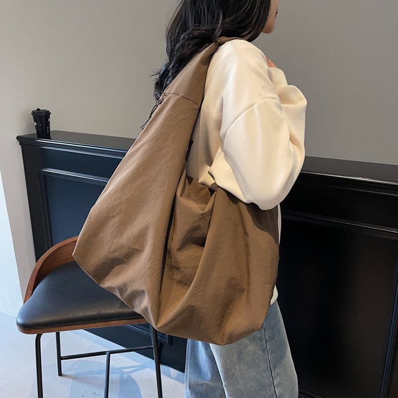 New high-end shoulder crossbody bag for women, spring and summer large-capacity portable tote bag for women, niche exquisite armpit bag for women 8