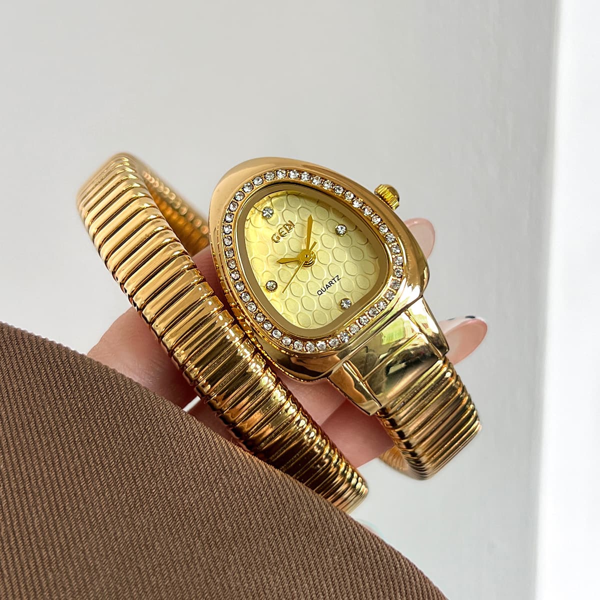 Goldie's new fashionable middle-aged high-end snake head inlaid with diamond gold snake-shaped temperament and high-end women's watch 2
