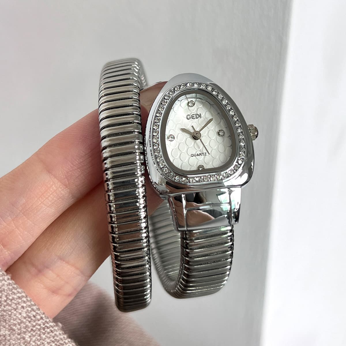Goldie's new fashionable middle-aged high-end snake head inlaid with diamond gold snake-shaped temperament and high-end women's watch 3
