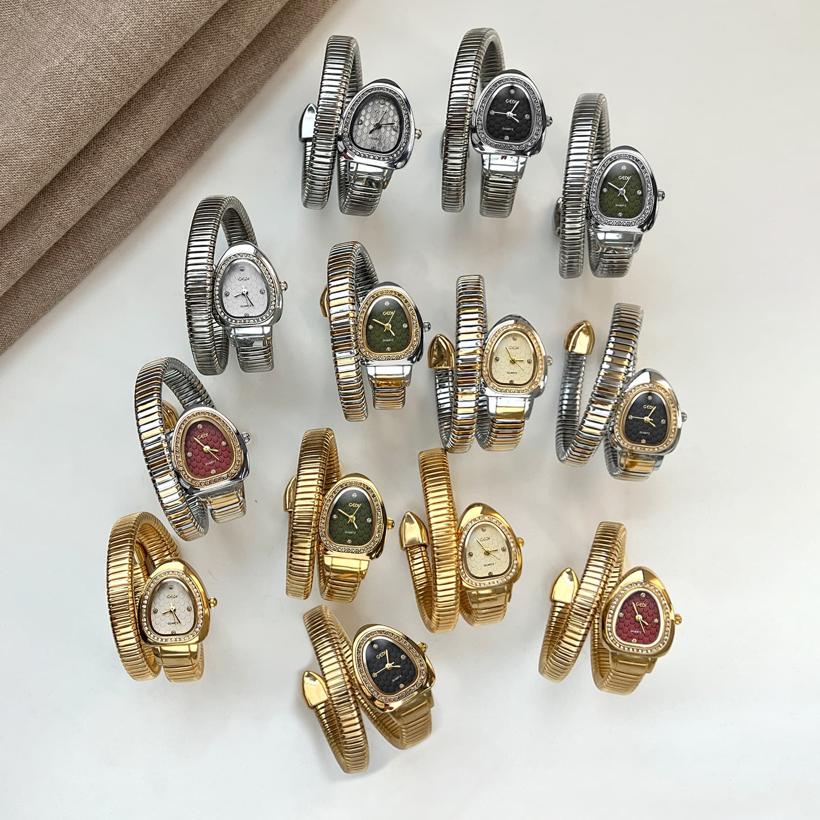 Goldie's new fashionable middle-aged high-end snake head inlaid with diamond gold snake-shaped temperament and high-end women's watch 4