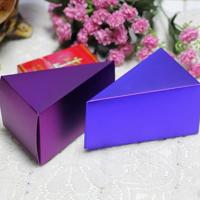 Classic large red aluminum foil triangle cake box gift box Creative wedding sugar box personalized cake box 3