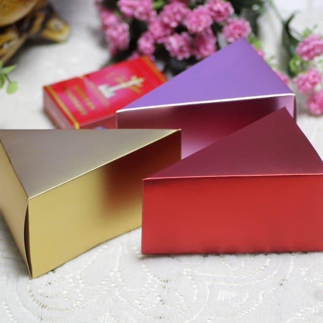Classic large red aluminum foil triangle cake box gift box Creative wedding sugar box personalized cake box 4