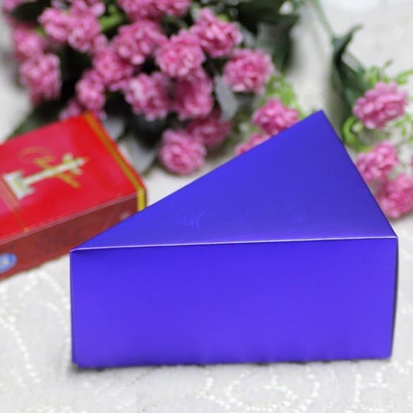 Classic large red aluminum foil triangle cake box gift box Creative wedding sugar box personalized cake box 5