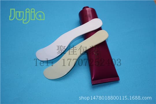 Manufacturer supplies hair removal cream with a scraper with a scrape and a hair removal removal cream auxiliary tool, a small assistant G03 3