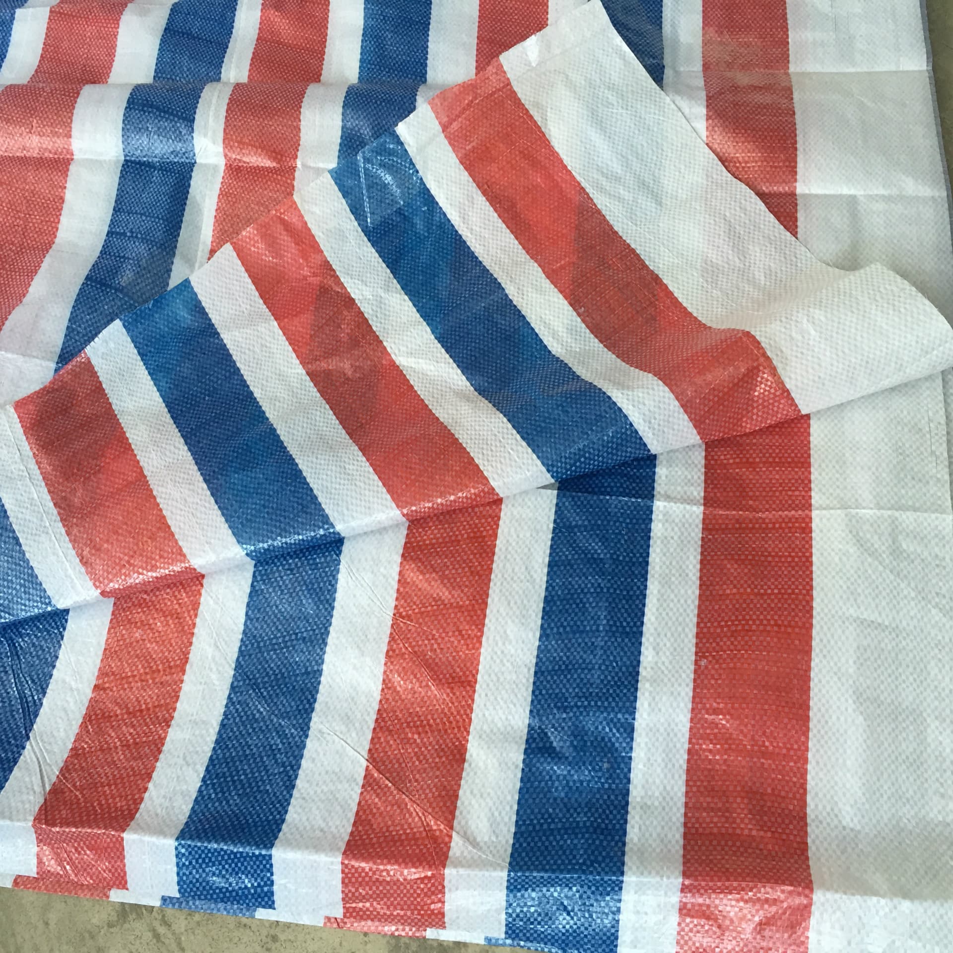 Plastic wontonoplasm 65g gram color cloth cargo field three -color project decoration dustproof waterproof rain cloth wholesale 3