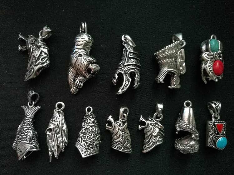 Wholesale Tibetan Silver Alloy Dental Pendant Accessories Dog Bags and Silver Tibetan Mastory Mastiff Inlays Dog braces accessories 3