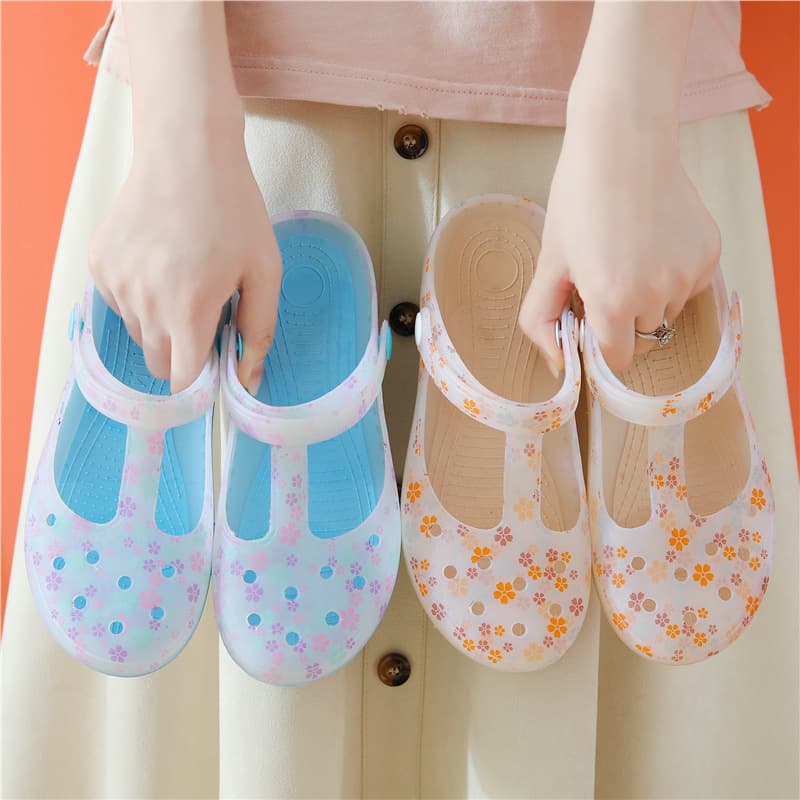 Fashionable Crocs-style slippers, sandals flat, beach footwear, women's mule, high-quality style, closed toe 2