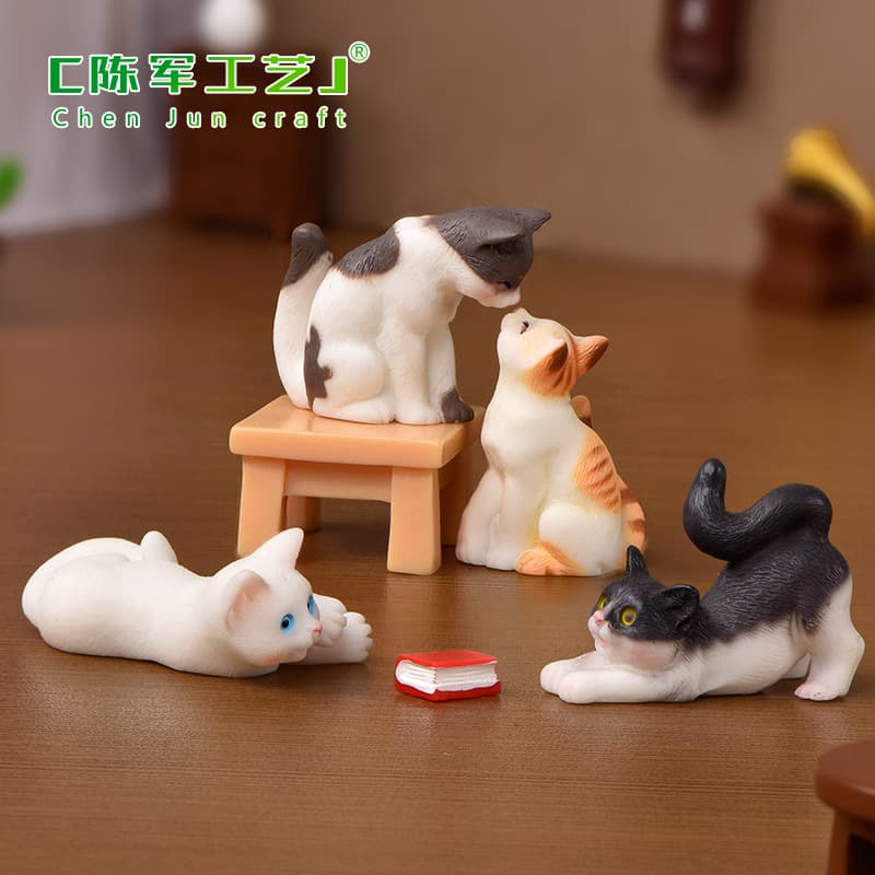 Micro landscape, creative cartoon cute realistic minifigure, decorations with accessories, table accessory, kitten, cat