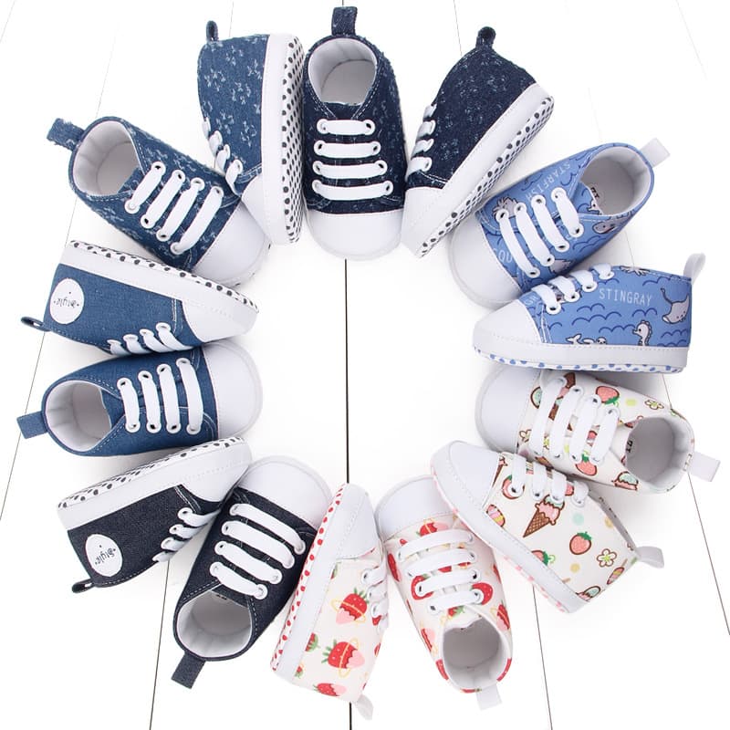 Casual children's sneakers with shoelaces for early age