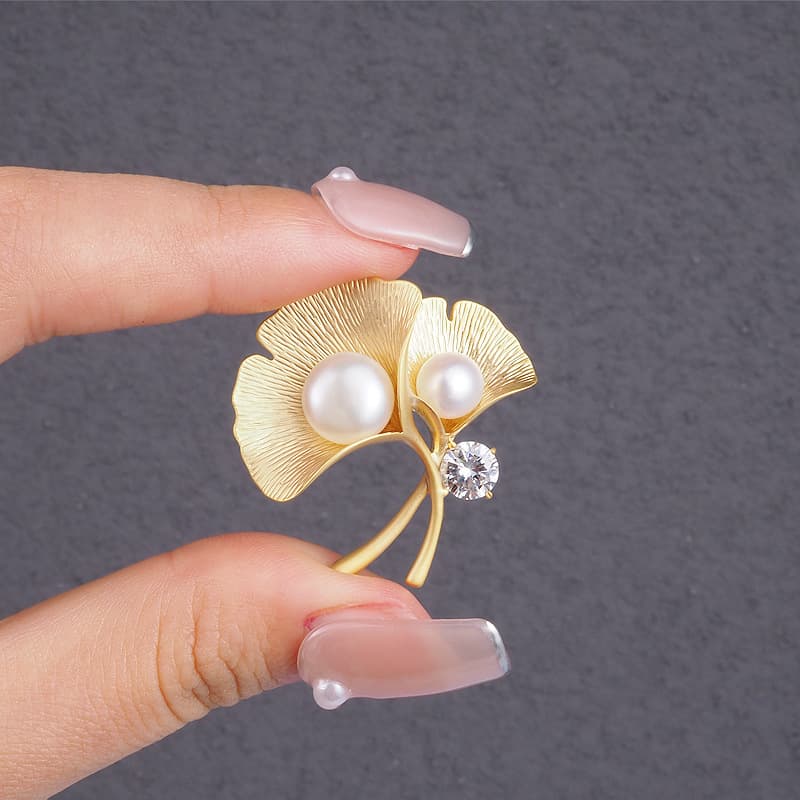 Brooch pearl, protective underware, golden face blush, pin, jacket, suit, accessory, pearl silver, internet celebrity, clips included