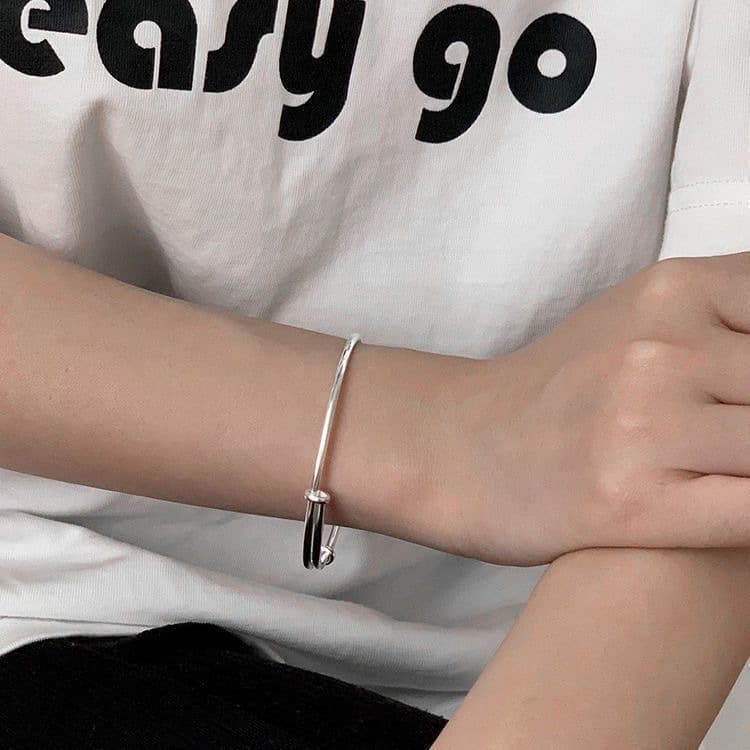 Glossy design elegant women's bracelet, simple and elegant design, trend of season, light luxury style, bright catchy style, high-quality style 3