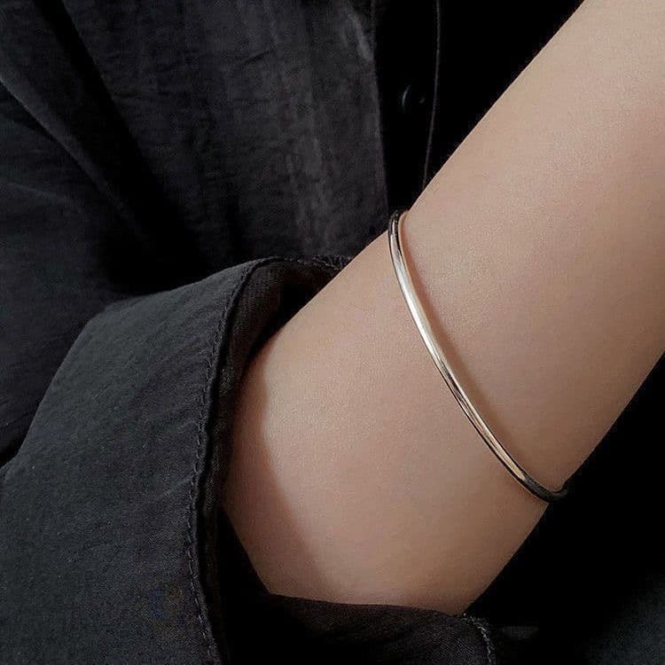 Glossy design elegant women's bracelet, simple and elegant design, trend of season, light luxury style, bright catchy style, high-quality style 4