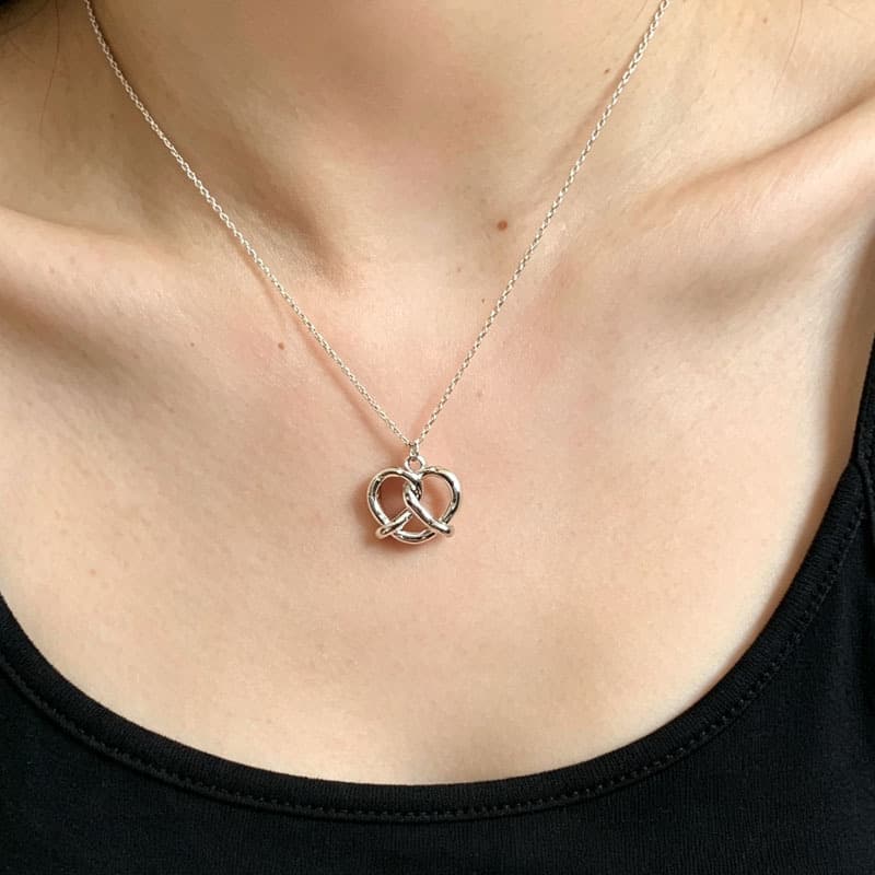 Good news for couples and best friends!Minimalist ins wind-wrapped double circle rhinestone necklace love alkali water knot necklace 4