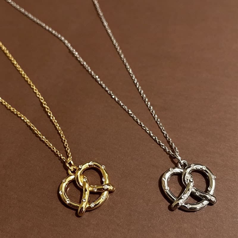 Good news for couples and best friends!Minimalist ins wind-wrapped double circle rhinestone necklace love alkali water knot necklace