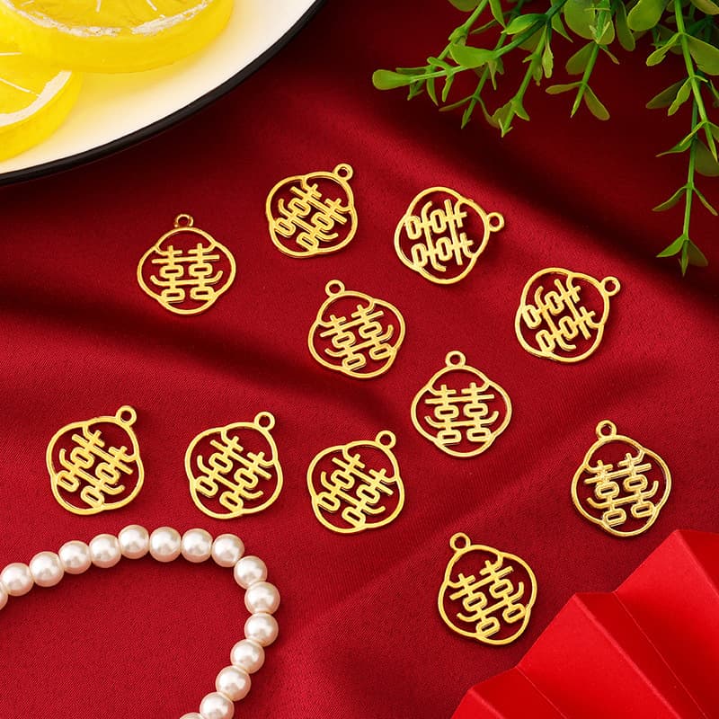 Wedding supplies happy word pendant DIY zinc alloy jewelry wedding candy box happy word accessories spray paint red double happiness pendant 3