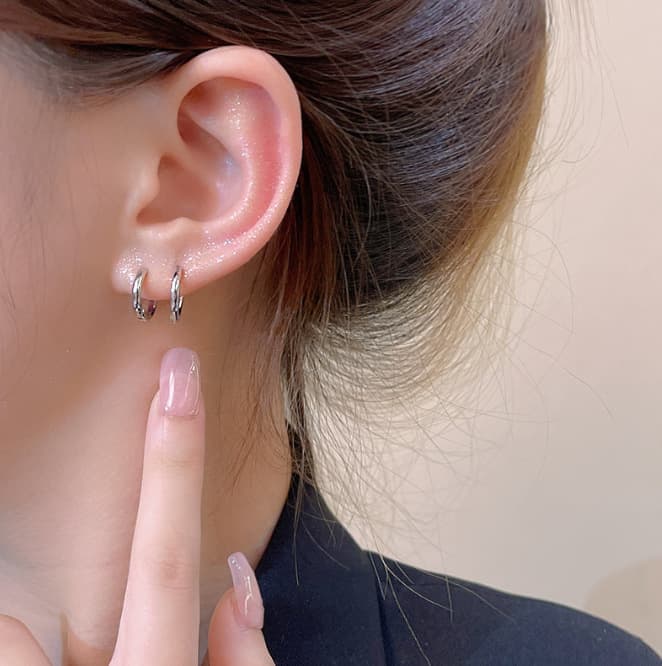 Fashionable geometric glossy earrings, simple and elegant design, high-quality style 4