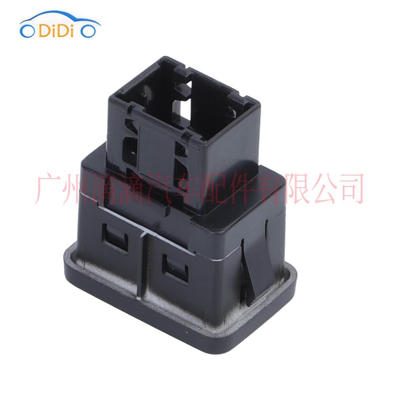 1SJ82-JXWAA is suitable for 2012-14 Fiat 500 car AUX audio interface USB port jack 3