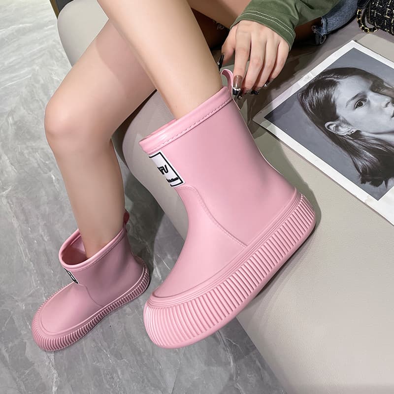Spot Korean style trendy mid-tube fashion women's boots comfortable, waterproof, non-slip, lightweight, soft, wear-resistant, thick-bottomed rain boots for women 2