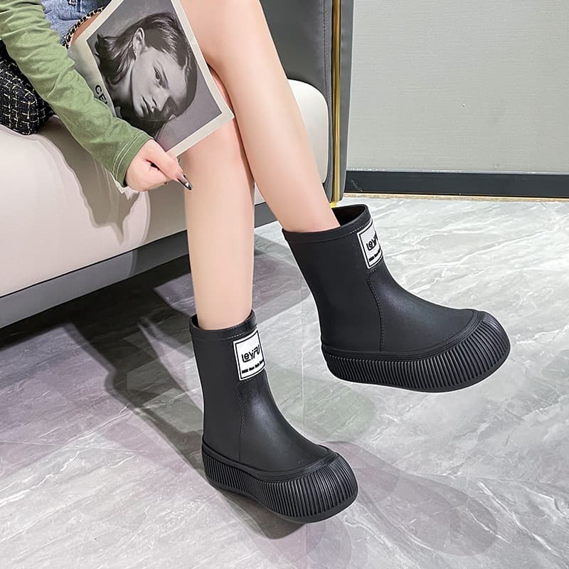 Spot Korean style trendy mid-tube fashion women's boots comfortable, waterproof, non-slip, lightweight, soft, wear-resistant, thick-bottomed rain boots for women 3