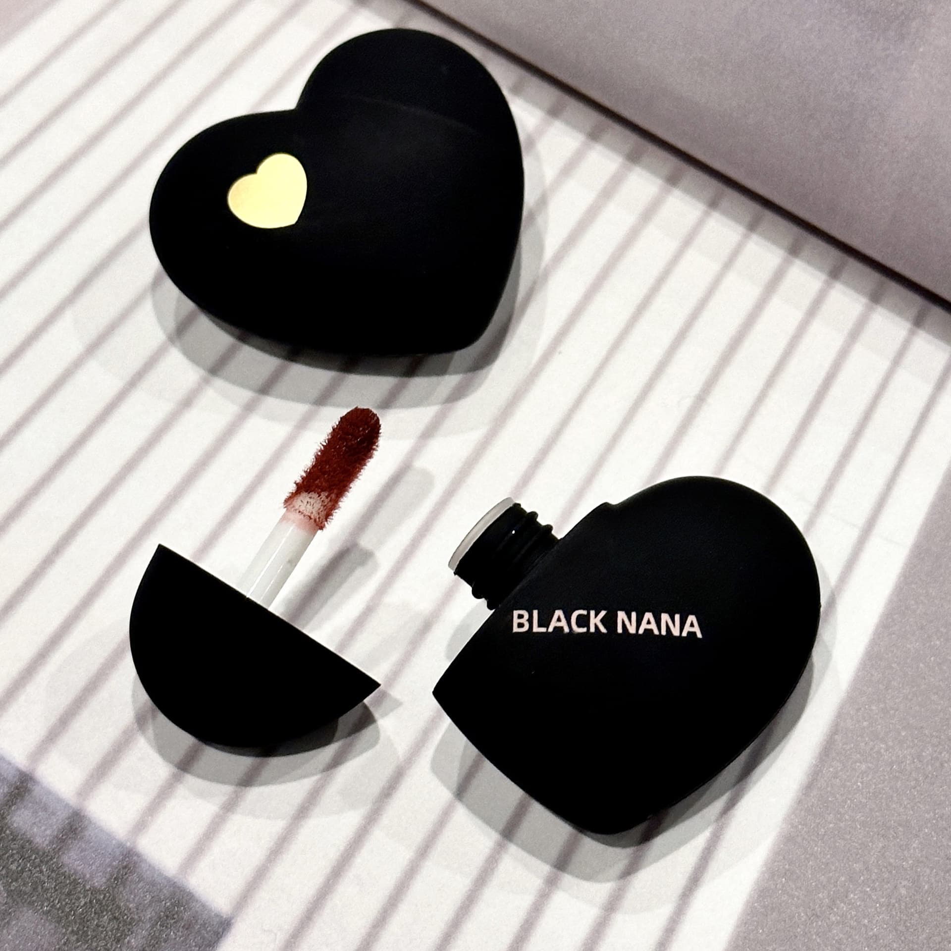 BLACK NANA Matte lipstick, fuchsia lip gloss, translucent shading 4