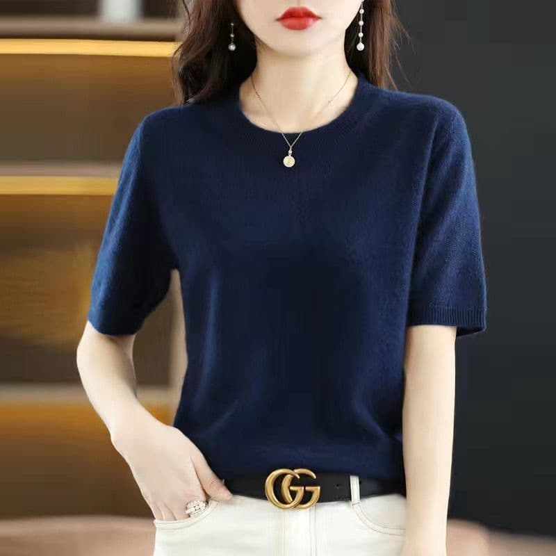 Demi-season knitted sweater with a round collar, western style 3