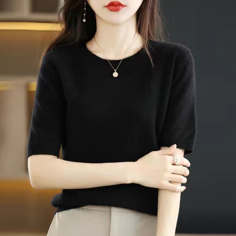 Demi-season knitted sweater with a round collar, western style 4