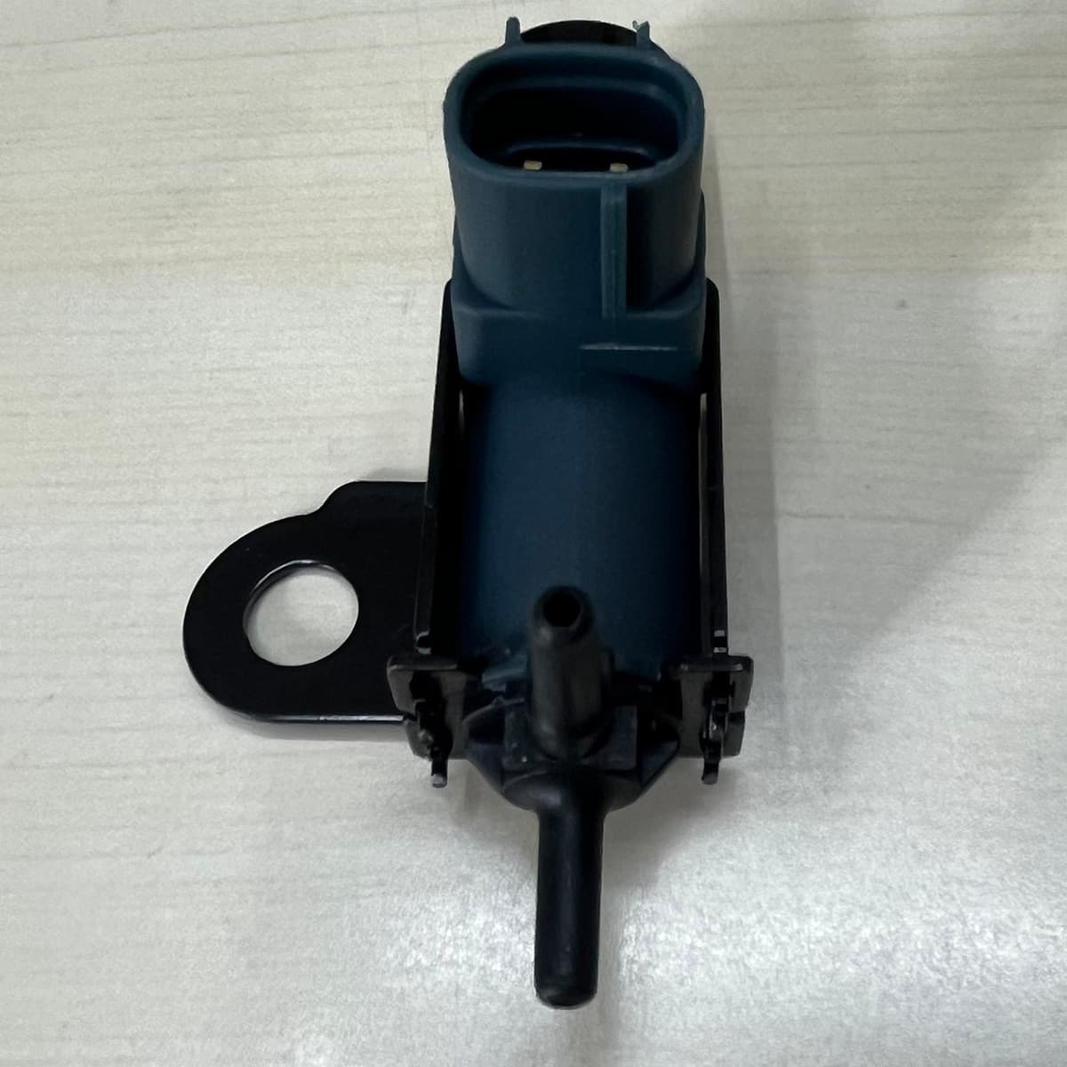 Suitable for Isuzu carbon canister solenoid valve vacuum switching valve 8-97352151-0 184600-4510 24V 4