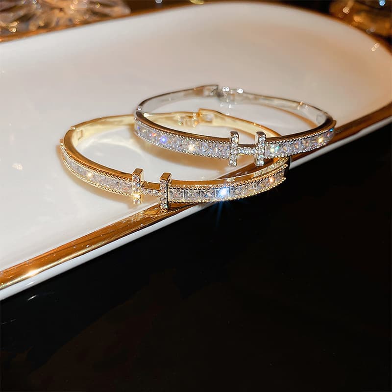 Bracelet with zircon with letters, universal jewelry, European style, high-quality style, bright catchy style, light luxury style, simple and elegant design 2