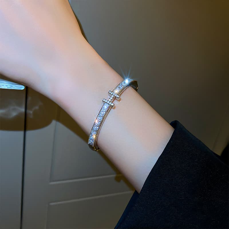 Bracelet with zircon with letters, universal jewelry, European style, high-quality style, bright catchy style, light luxury style, simple and elegant design 4