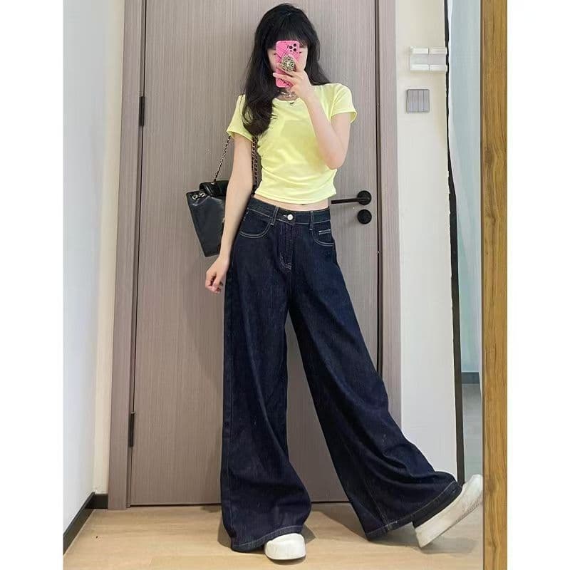 Retro dark blue jeans, trousers, high waist, loose straight fit, slim silhouette 3