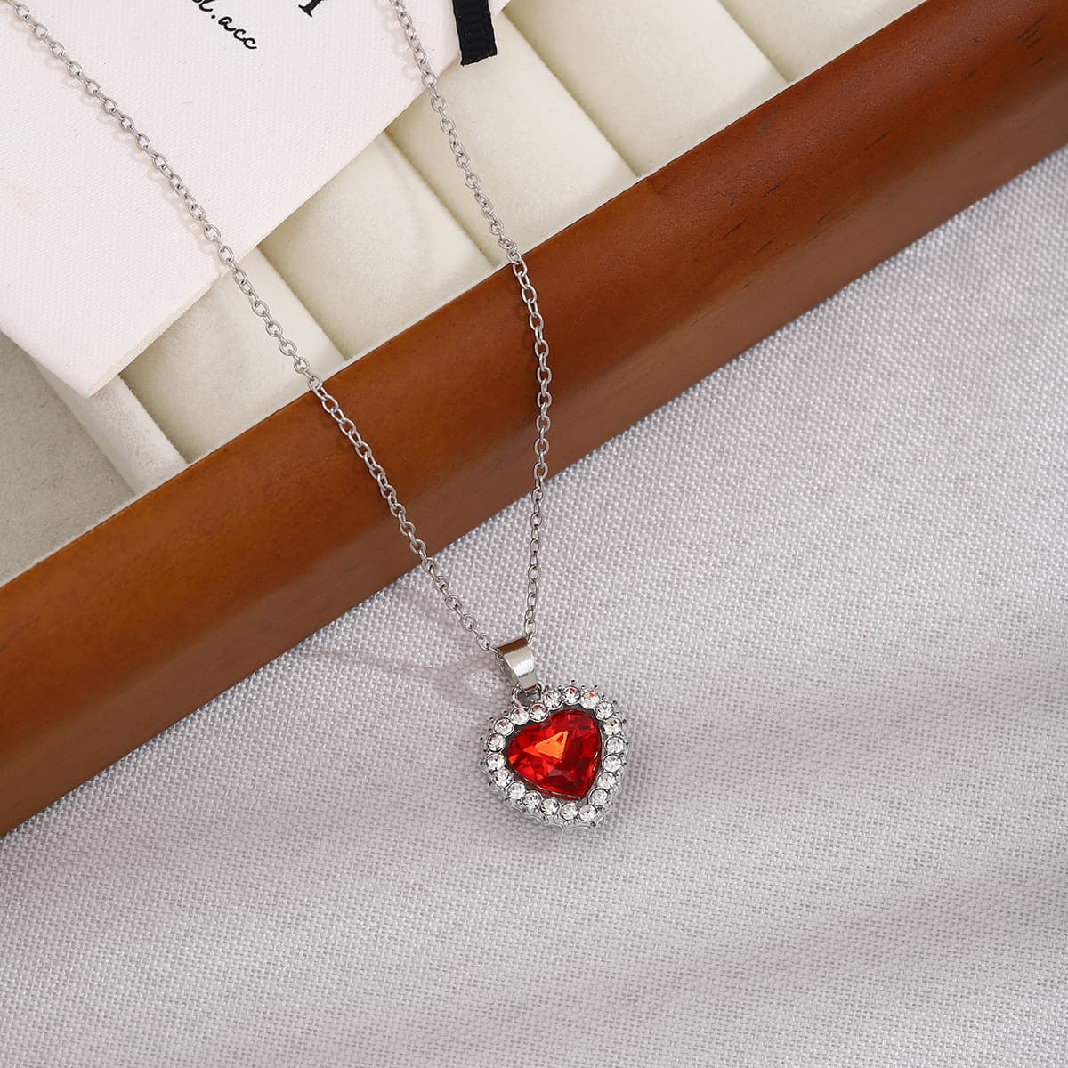 Heart, elegant red necklace, french style, light luxury style, high-quality style, simple and elegant design 2