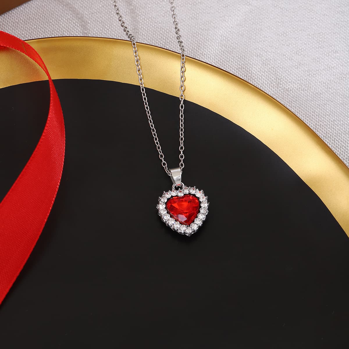 Heart, elegant red necklace, french style, light luxury style, high-quality style, simple and elegant design 3