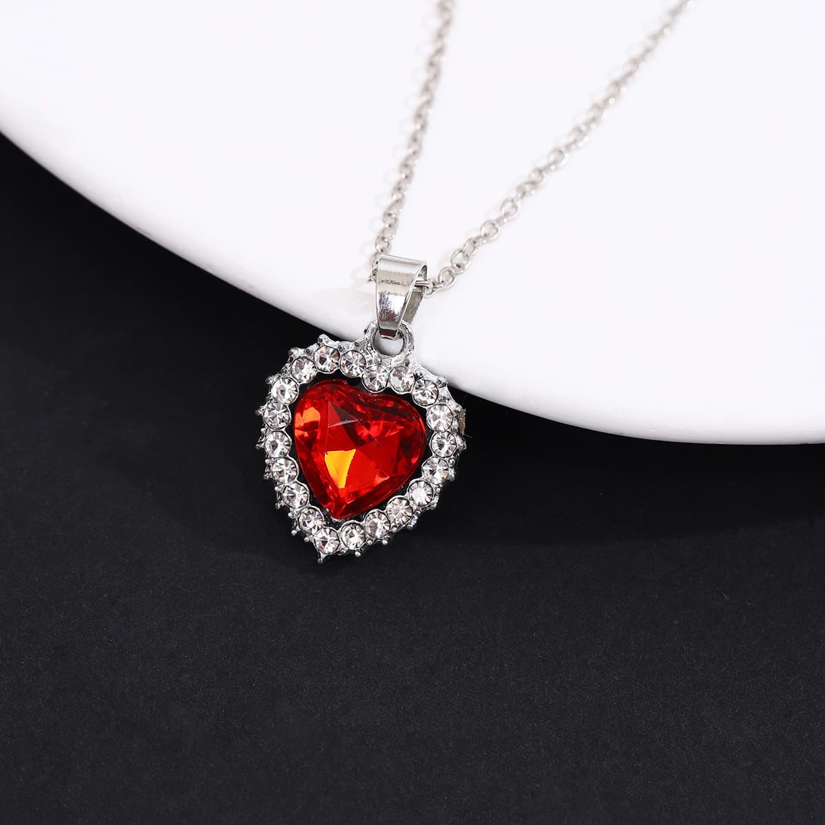 Heart, elegant red necklace, french style, light luxury style, high-quality style, simple and elegant design 4