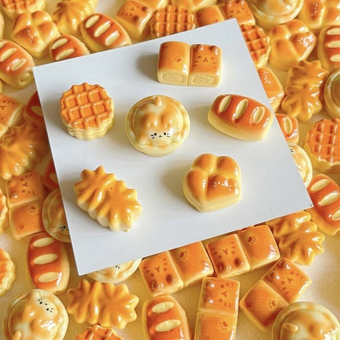 Small realistic food play, cream phone case, slime with accessories, cat, bread, DIY