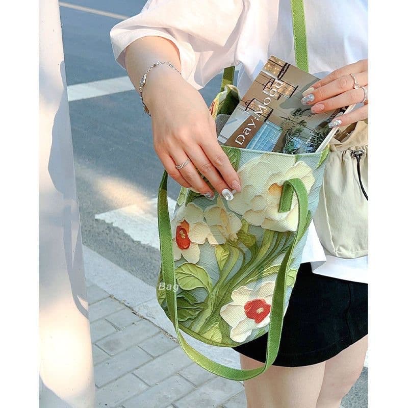 Capacious one-shoulder bag 3