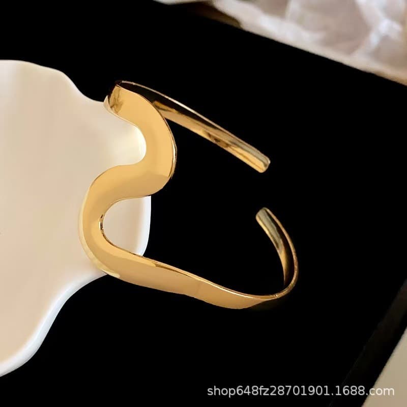 Metal wave-shaped bracelet armband. Simple and cool open-ended bracelet armband suitable for women. 4