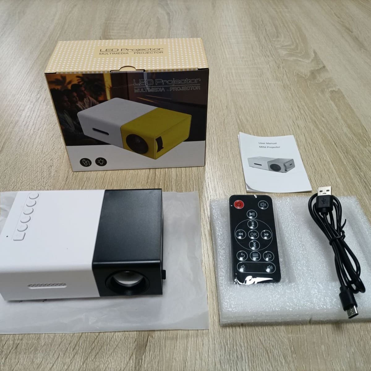 Cross-border YG300 projector children's small mini projector home wall projection 4K high-definition portable projector 5