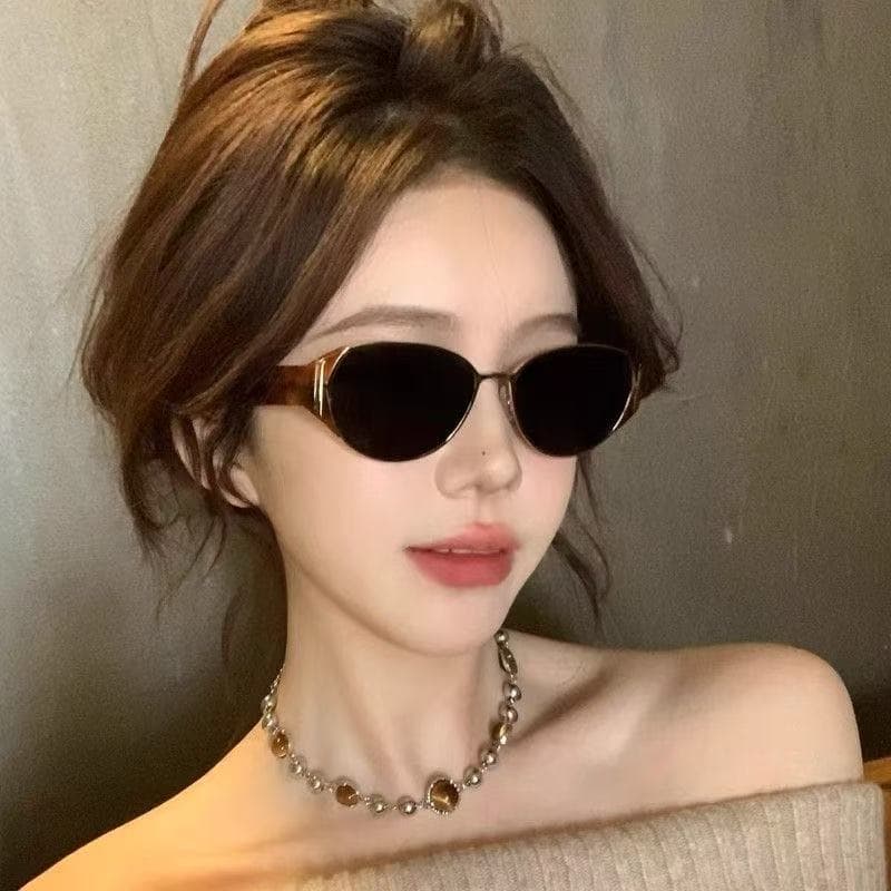 Retro fashionable design sunglasses, cat's eye, trend of season, UV protection 2