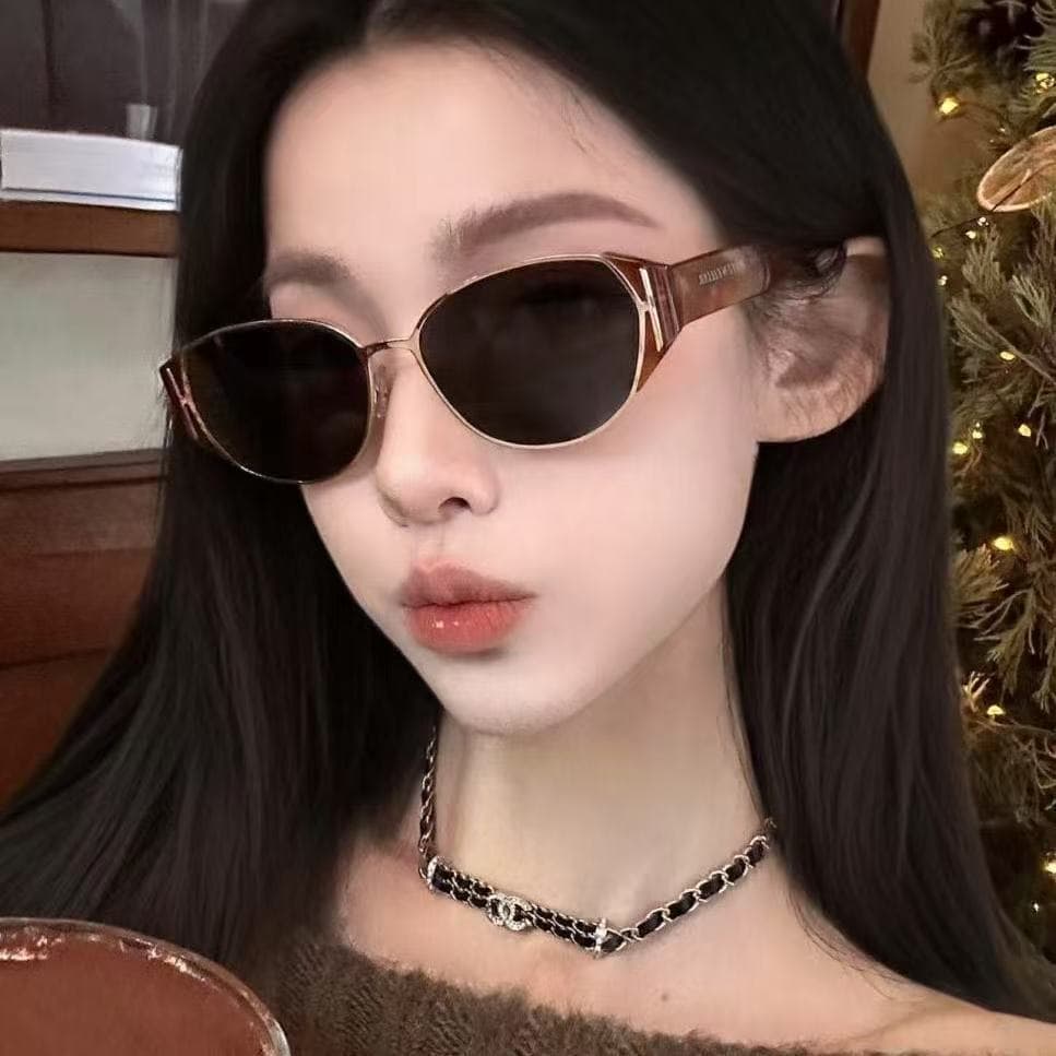 Retro fashionable design sunglasses, cat's eye, trend of season, UV protection