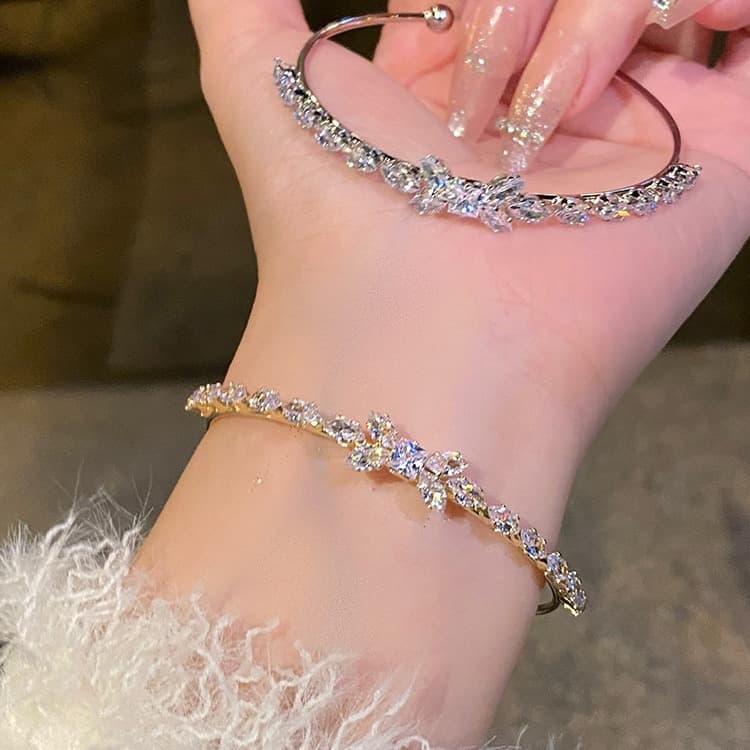Fashionable women's bracelet with zircon, universal jewelry, light luxury style, high-quality style, micro incrustation, diamond encrusted, flowered, simple and elegant design